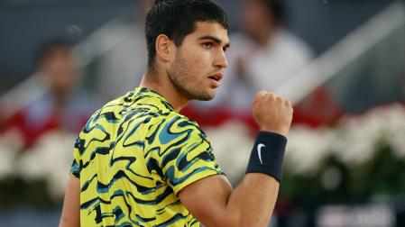 Carlos Alcaraz aparcó las dudas que enrarecieron su estreno en la presente edición del Masters 1.000 de Madrid con un solvente triunfo ante el búlgaro Grigor Dimitrov (6-2 y 7-5) que le adentra en los octavos de final, en los que le aguarda el alemán Alexander Zverev.
Un duelo con pinta de final y con aire de revancha acaparará la sesión del martes en la búsqueda de los cuartos. La reedición de la final del año pasado, la que disparó definitivamente la proyección del murciano se repite ahora, pero en la cuarta ronda del Masters 1.000 madrileño. Una revancha para Zverev, apabullado en el partido por el título que tiene ocasión de enmendar.
Pasó por encima del francés Hugo Grenier el tenista germano, al que arrolló por 6-1 y 6-0. Salió airoso de su cita ante Dimitrov también Alcaraz, que tardó hora y media en solventar el compromiso frente a uno de los tenistas con más talento del circuito que dejó atrás sus mejores momentos. No firmó el marcador que su rival del martes, pero hizo suyo un registro solvente que delata un duelo sin sobresaltos.
Porque ya el primer juego advirtió un panorama diferente al del primer día. Alcaraz rompió el saque del búlgaro de entrada, consolidó la ventaja y ya fue con el viento a favor a lo largo del parcial. Con tranquilidad, solvencia, con comodidad ante un adversario sin soluciones ante el ímpetu del español.
Nada que ver el inicio ante Dimitrov con el sufrimiento del partido contra Ruusuvuori. "Aprendo de lo que hago mal y había cosas que mejorar después del primer partido. Teníamos claro que había que salir a disfrutar y hacer el juego que sabemos hacer, sonreír y disfrutar", dijo después, sobre la pista, el jugador murciano.
Mejoró Dimitrov en el segundo set. A sus 32 años hace tiempo que no resalta en el circuito. No juega una final, en Rotterdam, desde hace un lustro el búlgaro, que llegó a ser el tercer tenista del mundo y que no levanta un trofeo desde 2017, su mejor año. Con éxitos en el Masters 1.000 de Cincinnati y las Finales ATP, sus premios de más valor.
Resistió más Dimitrov en el segundo set. Incluso tuvo la manga de cara para alargar el partido cuando por primera vez hizo 'break', se situó con 4-2 y el saque de su lado. Sin embargo, no dio pie el español, que pronto enmendó el panorama e igualó (4-4). Después, Alcaraz aprovechó la ocasión, aceleró, rompió en el undécimo y preparó el set para la victoria.
Fue el segundo triunfo de Alcaraz ante Dimitrov, tras el del Masters 1.000 de París del pasado año. "Prima ganar sobre el divertir. Me encanta jugar al tenis, pero tengo ese gen ganador y quiero ganar de cualquier manera y eso es lo que intento. Hay que buscar la manera de ganar", dijo Alcaraz.
El número dos del mundo espera ahora a Zverev. Palabras mayores. El alemán, uno de los mejores del circuito, aún en búsqueda del momento que disfrutó en tierra antes de su lesión en Roland Garros, afina su puesta a punto en Madrid. Arrolló a Grenier en 58 minutos. Ahora aspira a la revancha.