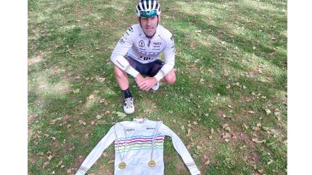 Patxi Cía, con el maillot de campeón del mundo de mountain bike