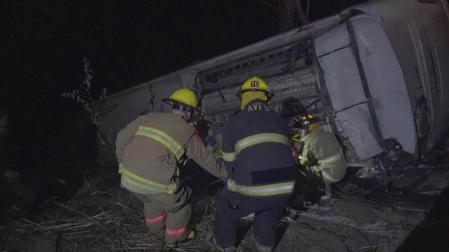 Personal de emergencias, junto al autobús siniestrado