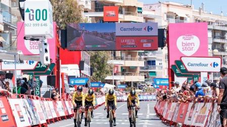Las ciclistas del Jumbo-Visma cruzan la meta al finalizar la crono por equipos de la primera etapa de La Vuelta Femenina