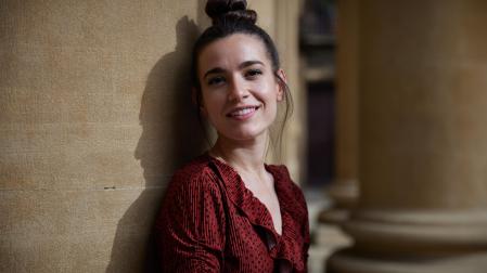 Teresa Pejenaute Villar posa en la Catedral de Pamplona, donde acudió el pasado jueves para recoger el premio ‘Somos Valientas’ en la categoría de Juventud.