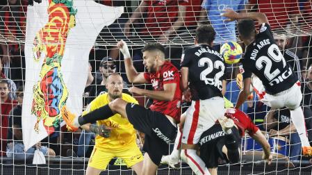 La jugada polémica en la que Raúl García y Malom Adu Ares saltan con un defensa y el segundo toca el balón con las manos antes del posterior penalti de Ruiz de Galarreta