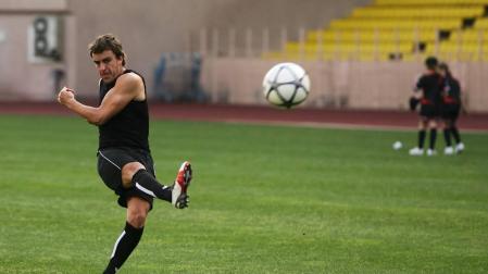 Fernando Alonso, bicampeón mundial de Fórmula Uno, es muy aficionado al fútbol. Su primer título mundial coincidió, en 2005, con la única final copera que Osasuna ha jugado