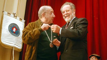 Ángel Ciprés entrega a Alfredo Landa la medalla de Javier