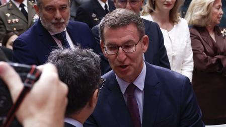 Alberto Núñez Feijóo saluda al ministro Félix Bolaños, este martes en Madrid