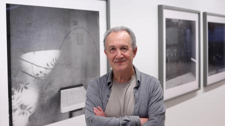 Carlos Cánovas en la exposición 'Refugios', que se puede visitar en el edificio El Sario de la UPNA
