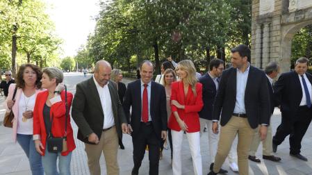 Carlos García Adanero y Cayetana Álvarez de Toledo, en la presentación de la candidatura de Pamplona, en el portal de San Nicolás