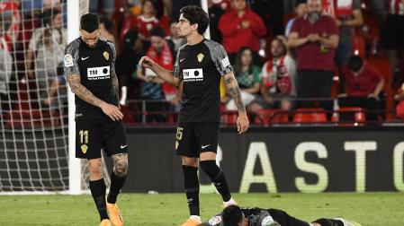 Desolación entre los jugadores del Elche tras caer derrotados y consumar el descenso
