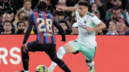 Kike Barja, que aportó mucha chispa, intenta driblar a Balde
