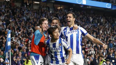 La Real celebra el primer gol de Kubo ante el Madrid. En la imagen, los navarros Mikel Merino y Jon Pacheco