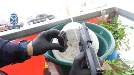 El arma intervenida en la terraza por los agentes