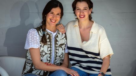 Paula Martínez Alfonso (izda) y Esther de la Rúa Rumí, vicepresidenta y presidenta de la Asociación Navarra de Matronas (Anama).