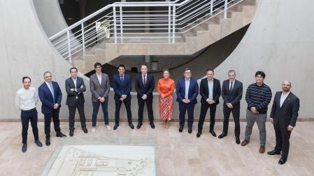 De izda. a dcha., Ángel Andueza (profesor de la UPNA), Jesús Martínez (director de RRHH de Jofemar), Ignacio Castro (key accounts manager RS), Iñigo Ayerra (IED Electronics), Alfonso Guinduláin (Guinaz Electronics), Ramón Gonzalo (rector de la UPNA), Yolanda Falcón (Falcón Electrónica), Rubén Trevejo (Azkoyen), Iván Moreno (Falcón Electrónica), Jorge San Miguel (Jofemar), Mikel Meoki (Embeblue) y Javier Goicoechea Fernández (director de la Escuela Técnica de Ingeniería Industrial, Informática y de Telecomunicación de la UPNA)