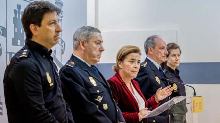 La delegada del Gobierno en La Rioja, Beatriz Arraiz (c), acompañada por el jefe superior de Policía Nacional en La Rioja Manuel Lagun (2i); el jefe de la Brigada Provincial de Policía Judicial, Eduardo Esteban (i); el jefe regional de Operaciones, Eliseo Gomez(2d), y la inspectora de la Unidad de Atención a la Familia y Mujer (UFAM), Zita Casacallana (d), durante su comparecencia para informar de la detención
