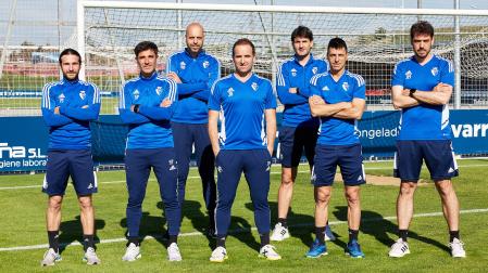 EL CUERPO TÉCNICO DE OSASUNA. En primera fila: Pablo Iriarte (preparador físico), Sergi Pérez (jefe de los preparadores físicos), Jagoba Arrasate (primer entrenador), Bittor Alkiza (segundo entrenador) y Juantxo Martín (preparador físico). Detrás: Rubén Berrogui (analista) y Richard Sanzol (entrenador de porteros)