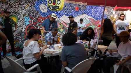 El mural Los dioses nacen de las flores, al fondo, en la celebración de despedida de México el pasado sábado