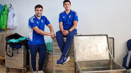 David Armendáriz, izquierda, y Andrés Ocampo, derecha, con los baúles en los que se transporta todo el material deportivo que emplea la primera plantilla de Osasuna