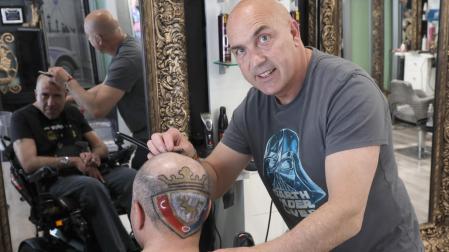 Txemi Alonso, ultimando el escudo osasunista en el peinado de Andrés Oieribide.