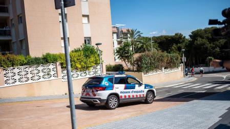 Un coche de los Mossos d'Esquadra, este jueves en la zona del tiroteo, en la Plaça de les Palmeres de Salou, Tarragona