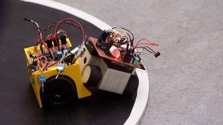 Un robot de minisumo expulsa a otro del tatami en una de las competiciones celebradas en la UPNA
