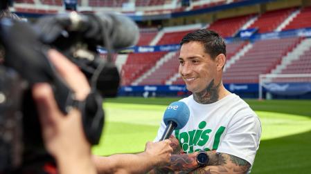 Los jugadores del C.A. Osasuna atienden este jueves, 4 de mayo, a los medios de comunicación durante el 'Media Day' del club en el estadio de El Sadar