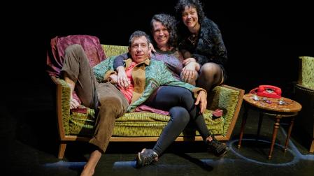 La directora navarra Elur Olabide (centro), junto a los actores Jorge Iglesias y Marina Guerola