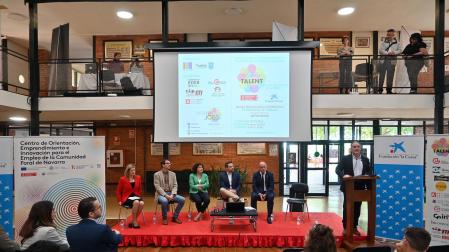 Público asistente y puestos de la Feria Ribera Talent 2023 celebrada en el CIP ETI de Tudela