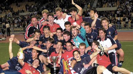 La plantilla juvenil de Osasuna que conquistó en mayo de 2001 el título juvenil en La Cartuja. A la derecha, de azul, Markuleta