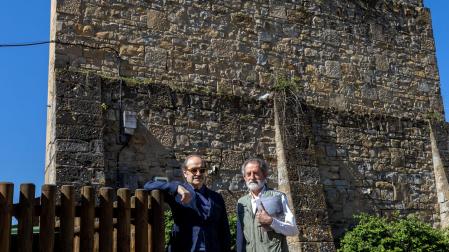 Manuel Íñiguez y Alberto Ustarroz, este jueves, en la plaza de Urroz-Villa
