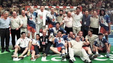 El Portland San Antonio que ganó la Copa del Rey en 2001. Era la segunda del club, tercera para Mateo Garralda (de pie, 4º por la dcha.)