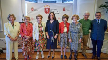 Izda a dcha: Maribel Sota, Mª Ángeles Sota, Mª Antonia Sota, Lucía Moreno, Ana Sota, Cristina Sota, Federico Sota y Rafael Teijeira durante la entrega del II premio Federico Soto a la investigación del suicidio.