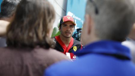 Carlos Sainz Jr., piloto de Ferrari, atendiendo a la prensa en el circuito de Miami
