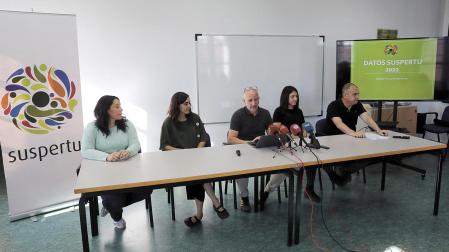 Desde la izda.: Jennifer Hernández García (educadora social), Sara Mendizabal Rodrigo (psicóloga de familias), Garikoitz Mendigutxia Sorabilla (director), Saioa Iturriagagoitia Sanz (psicóloga de adolescentes) y Daniel Zunzarren Ibero (trabajador social).