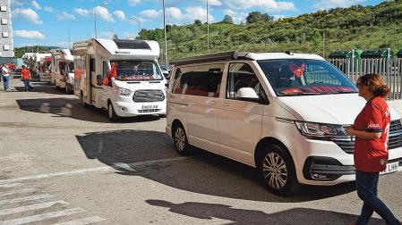 La flota de caravanas organizada por Jorge Oroz, instantes antes de partir hacia Sevilla desde El Sadar