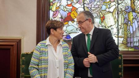 Mirada cómplice entre Ana Elizalde y Enrique Maya, que dejan la política municipal
