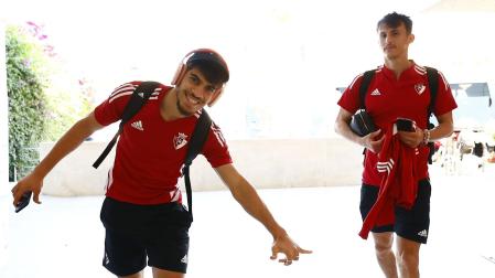 Los jugadores de Osasuna Abde y Budímir, a su llegada a Sevilla