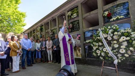 Ofrenda floral en homenaje a Tomás Caballero en el cementerio de San José de Pamplona.