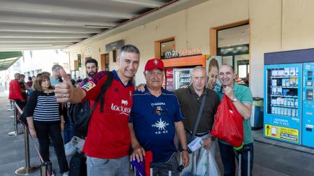 Fotos de la salida de aficionados de Osasuna hacia Sevilla desde la estación de tren de Pamplona.