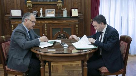 Enrique Maya y Ramón Gonzalo, durante la firma del acuerdo