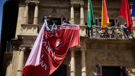 Fotos de la camiseta gigante de Osasuna colocada en la fachada del Ayuntamiento de Pamplona para animar al equipo de cara a la final de la Copa del Rey frente al Real Madrid.
