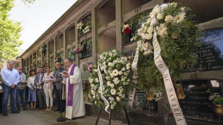 Ofrenda floral en homenaje a Tomás Caballero en el cementerio de San José de Pamplona.