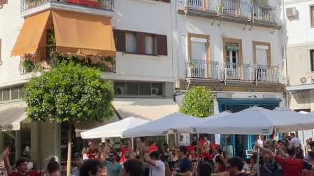 Vídeo del ambiente de la afición rojilla en las calles del centro de Sevilla