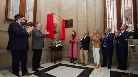 El alcalde y familiares de Tomás Caballero descubren el busto en el zaguán del Ayuntamiento de Pamplona