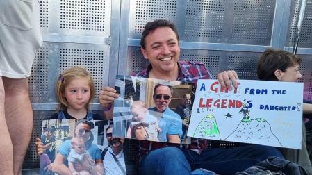 Leyre Chloé, la niña de Puente la Reina y su padre, en la cola del concierto de Bruce Springsteen