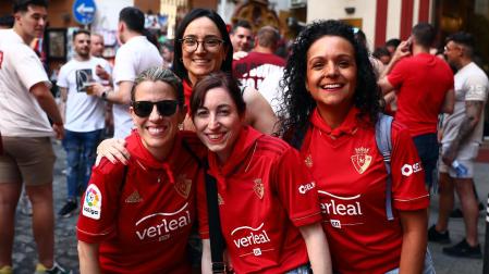 Fotos de la afición de Osasuna por las calles de Sevilla.