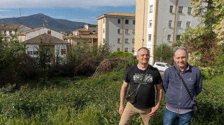Desde la izda., Jesús San Félix Chandía, presidente de la Asociación de vecinos de Lizarra; y Julio Ruiz Osés, secretario, frente al terreno que van a preparar en auzolan como huerto urbano