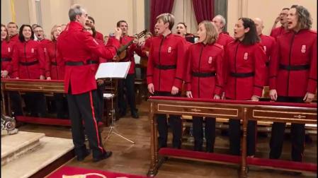 El coro de la Policía Foral canta la Jota a San Fermín en la misa de la Escalerica