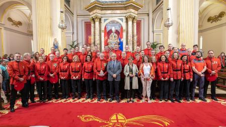 Fotos del coro de la Policía Foral cantando la Jota a San Fermín en la misa de La Escalera.