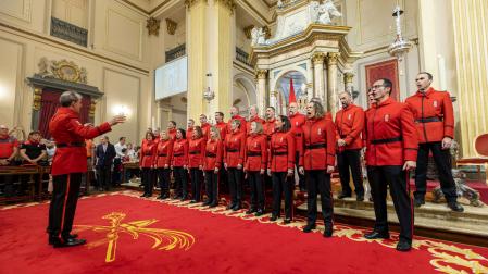 Ildefonso Erburu dirige al coro de la Policía Foral, que interpretó el himno de Navarra una vez finalizada la eucaristía.
