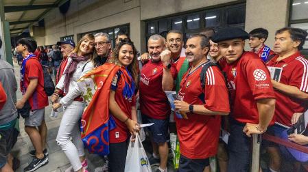 Cientos de aficionados rojillos han salido este sábado a primera hora de la capital navarra para dirigirse a Sevilla, donde asistirán a la final de Copa entre Osasuna y Real Madrid.